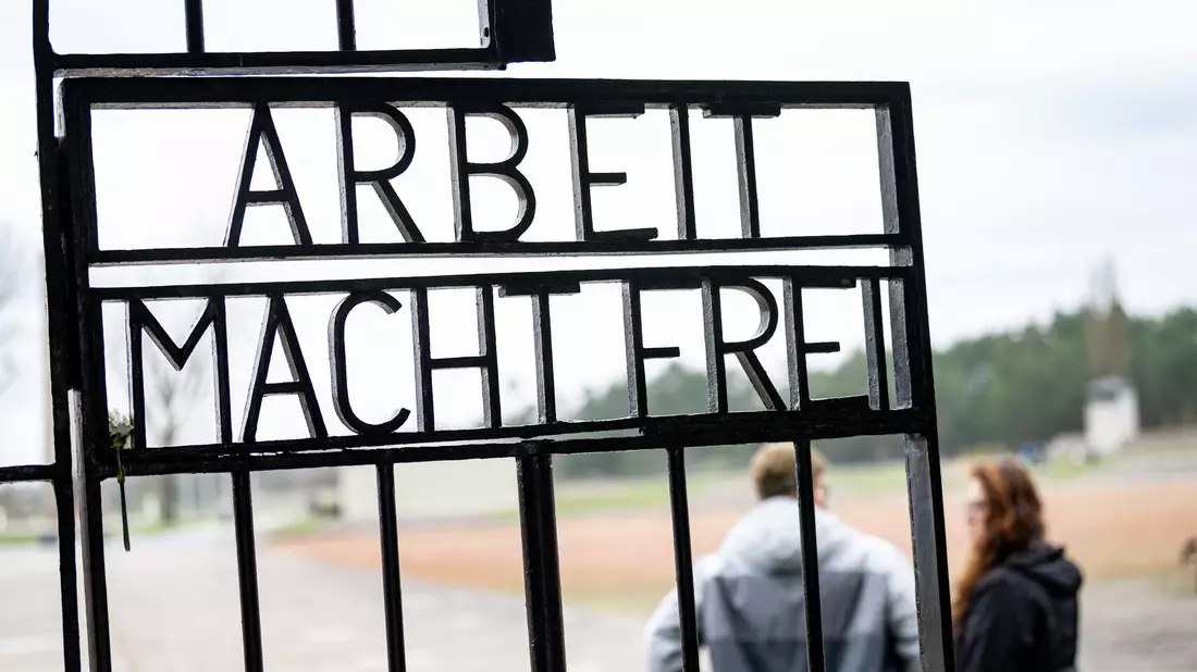 Das Tor zur Gedenkstätte Sachsenhausen auf dem Gelände des ehemaligen Konzentrationslager Sachsenhausen. - Bild: Fabian Sommer/dpa