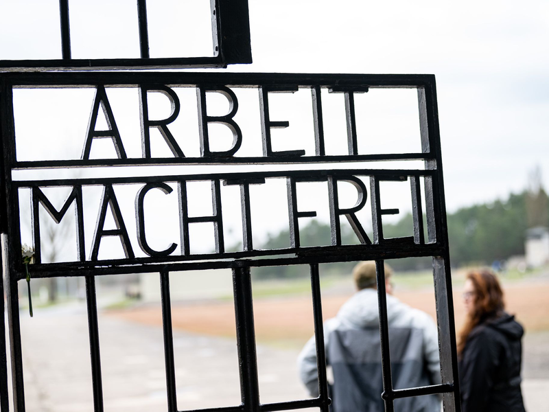 Das Tor zur Gedenkstätte Sachsenhausen auf dem Gelände des ehemaligen Konzentrationslager Sachsenhausen. - Foto: Fabian Sommer/dpa