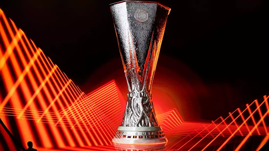 Bayer Leverkusen und der SC Freiburg spielen in der Saison 2023/24 um den Europa-League-Pokal. - Bild: Daniel Cole/AP/dpa