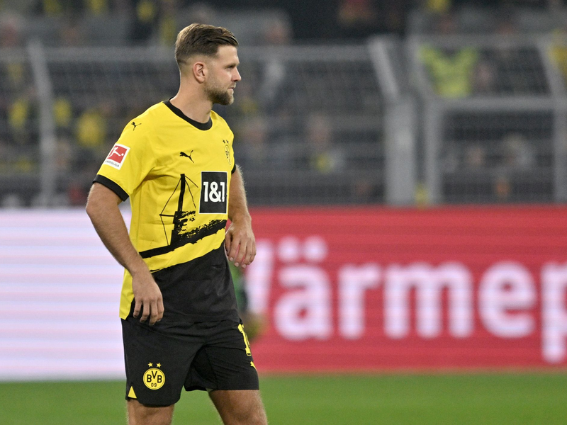 Dortmunds Niclas Füllkrug (r) und Heidenheims Nikola Dovedan (M) kämpfen um den Ball. - Foto: Bernd Thissen/dpa