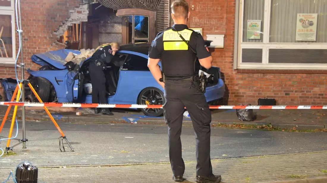 Ein Auto ist in Melsum im Landkreis Stade in eine Hauswand geprallt. - Bild: Polizeiinspektion Stade/dpa