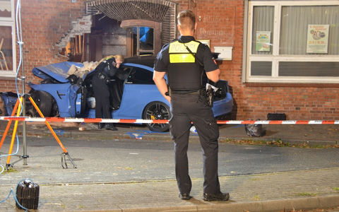 Ein Auto ist in Melsum im Landkreis Stade in eine Hauswand geprallt. - Foto: Polizeiinspektion Stade/dpa