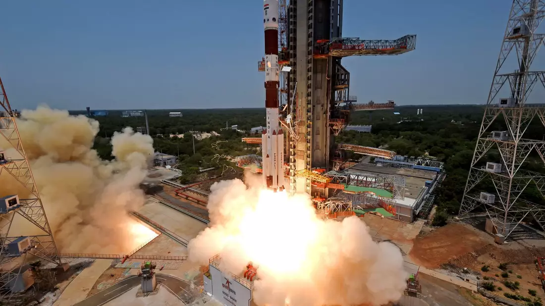 Start der Trägerrakete mit dem  Aditya-L1-Raumschiff im indischen Sriharikota. Das Land hat eine Mission in Richtung Sonne geschickt. - Bild: Uncredited/Indian Space Research Organization/AP/dpa