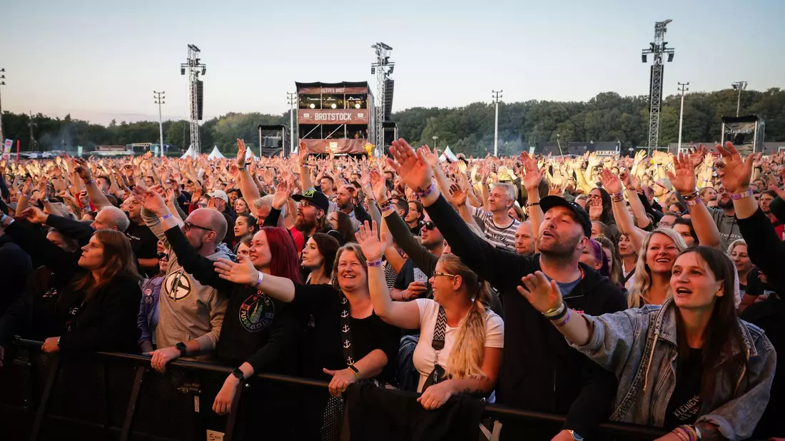 Fans feiern die Hamburger Hip-Hop-Band «Fettes Brot» bei ihrem ersten von zwei Abschiedskonzerten. - Bild: Christian Charisius/dpa