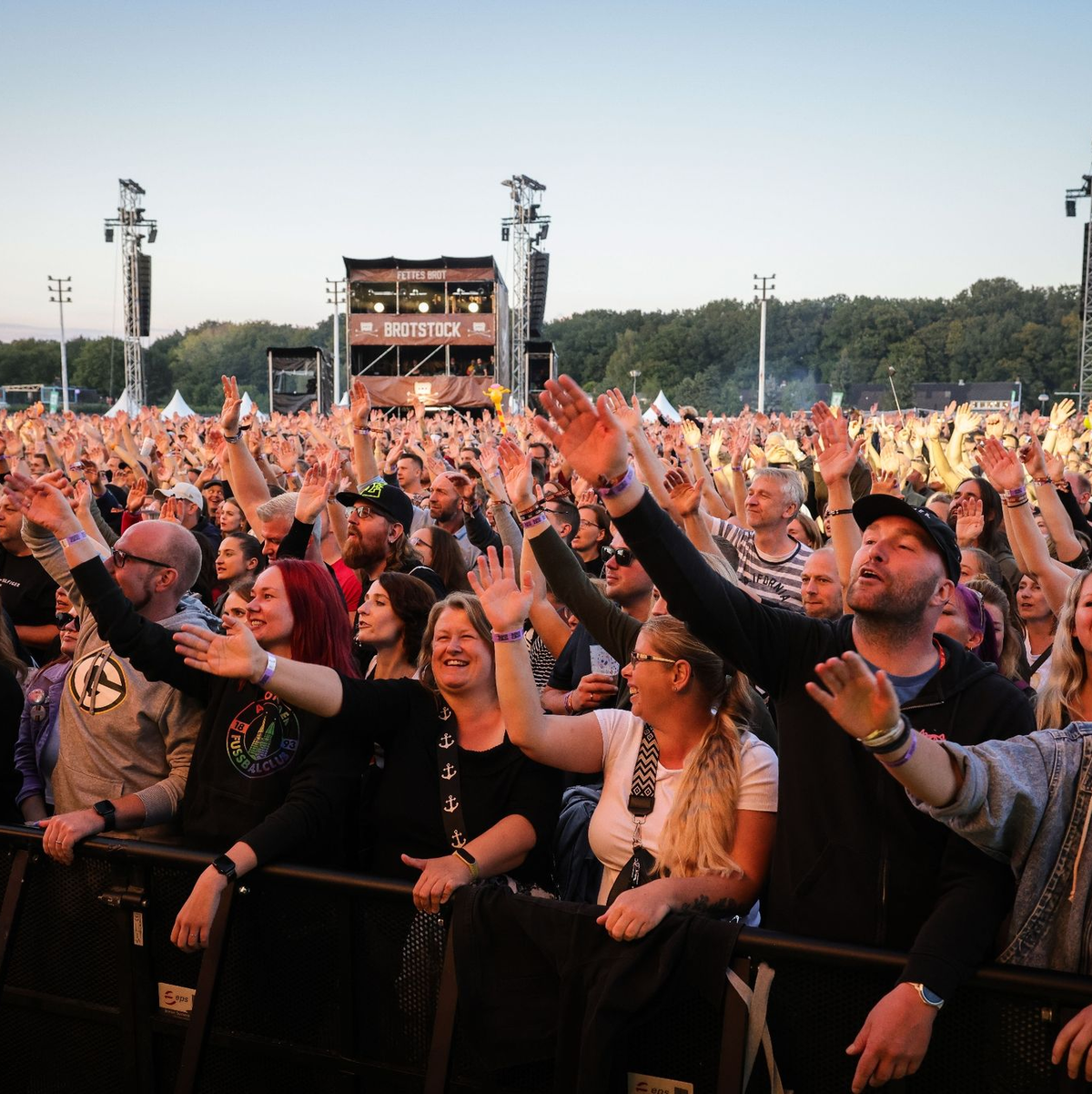 Fans feiern die Hamburger Hip-Hop-Band «Fettes Brot» bei ihrem ersten von zwei Abschiedskonzerten. - Foto: Christian Charisius/dpa