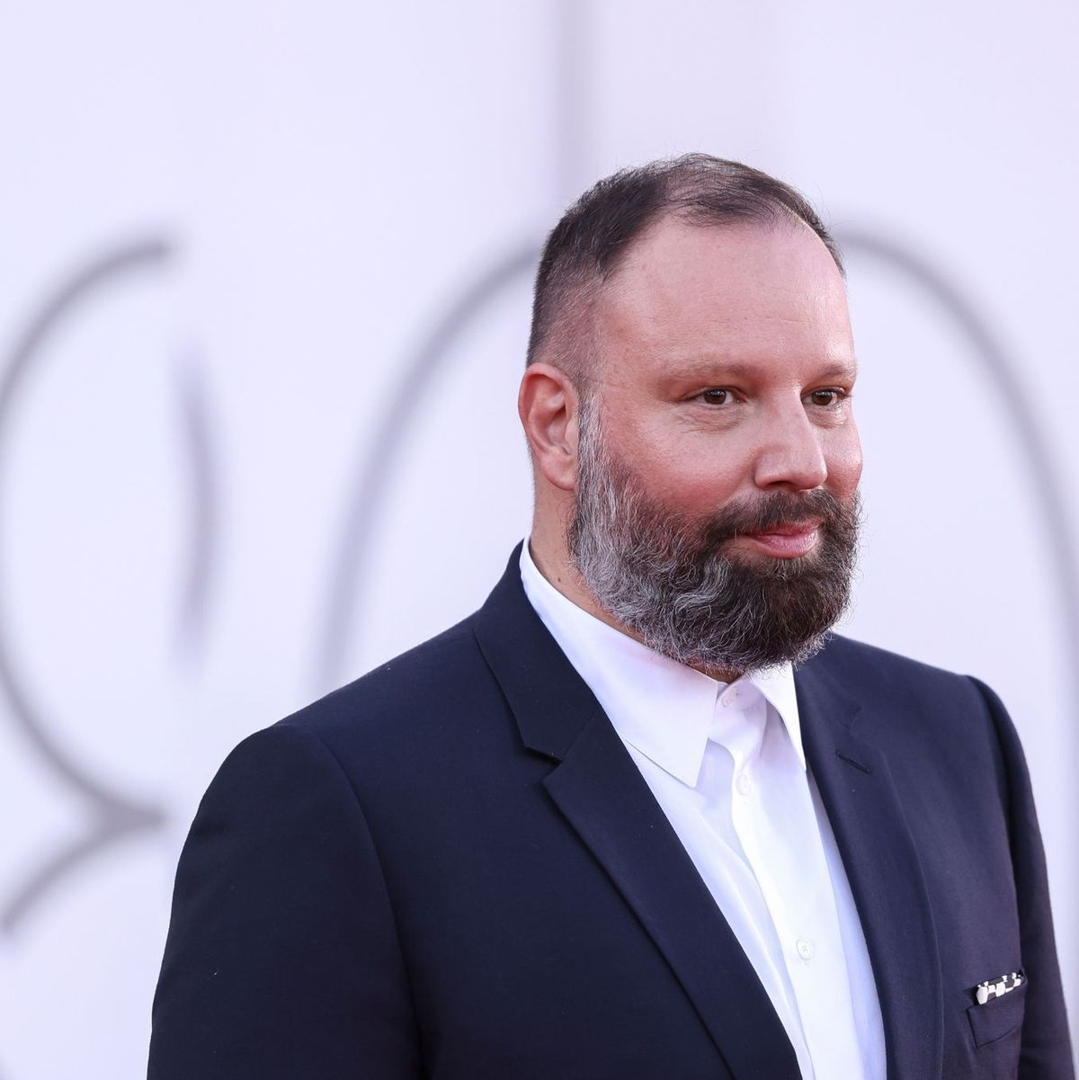 Der griechische Regisseur Yorgos Lanthimos bei der Premiere seines Films «Poor Things» in Venedig. - Foto: Vianney Le Caer/Invision/AP/dpa