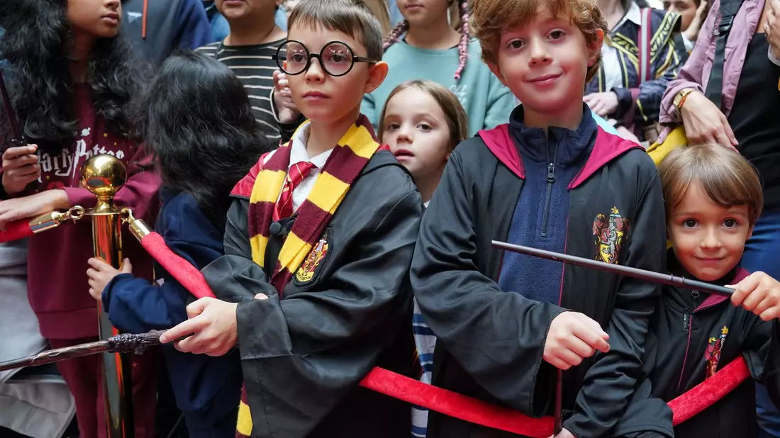 Harry-Potter-Fans versammeln sich während des jährlichen «Back to Hogwarts Day» am Bahnhof Kings Cross. - Bild: Lucy North/PA Wire/dpa