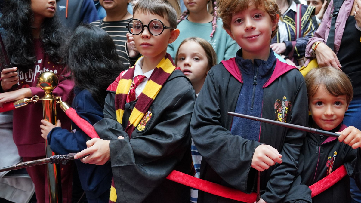Harry-Potter-Fans versammeln sich während des jährlichen «Back to Hogwarts Day» am Bahnhof Kings Cross. - Foto: Lucy North/PA Wire/dpa