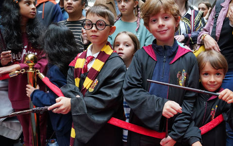 Harry-Potter-Fans versammeln sich während des jährlichen «Back to Hogwarts Day» am Bahnhof Kings Cross. - Foto: Lucy North/PA Wire/dpa