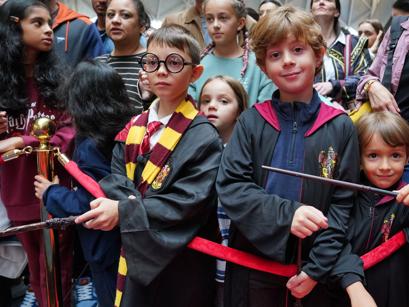 Harry-Potter-Fans versammeln sich während des jährlichen «Back to Hogwarts Day» am Bahnhof Kings Cross. - Foto: Lucy North/PA Wire/dpa