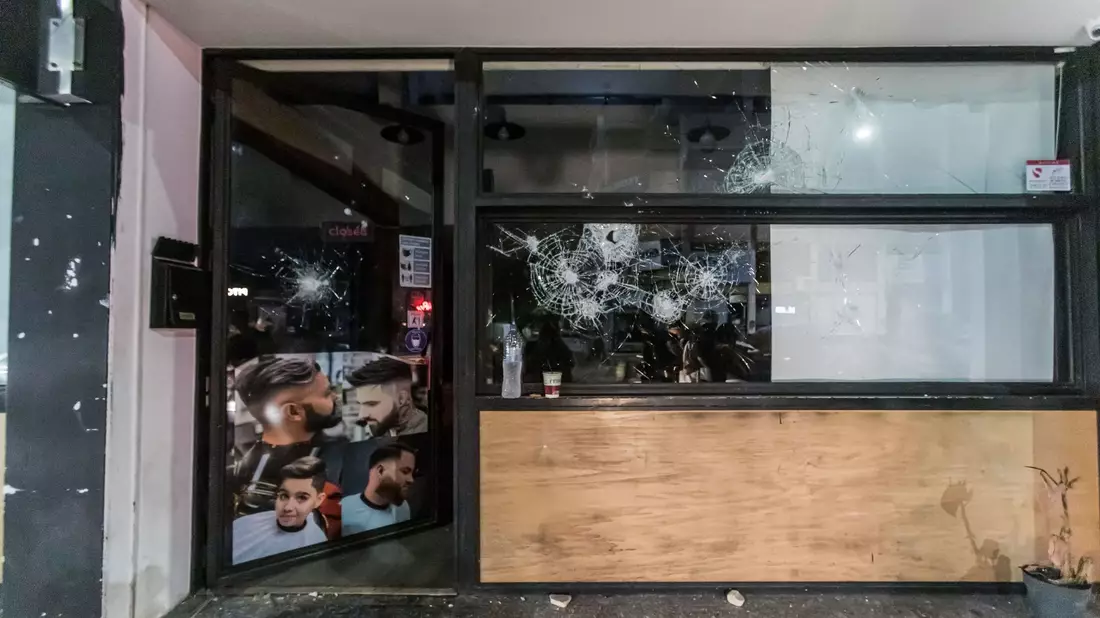 Rund 350 Vermummte auf Zypern zerstörten Geschäfte von Migranten und griffen die Menschen selbst an. - Bild: Kostas Pikoulas/ZUMA Press Wire/dpa