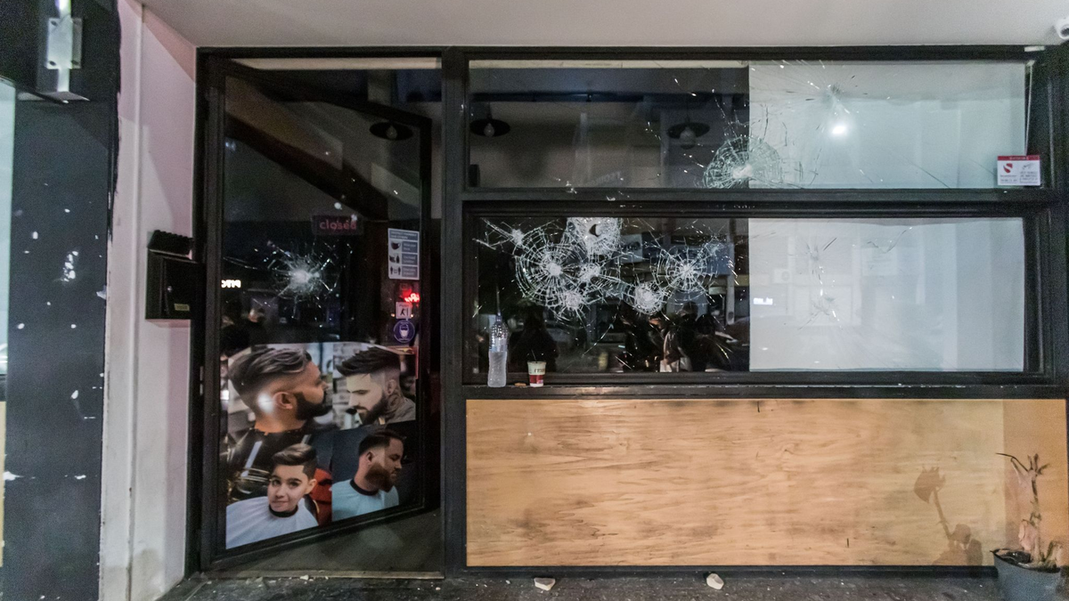 Rund 350 Vermummte auf Zypern zerstörten Geschäfte von Migranten und griffen die Menschen selbst an. - Foto: Kostas Pikoulas/ZUMA Press Wire/dpa