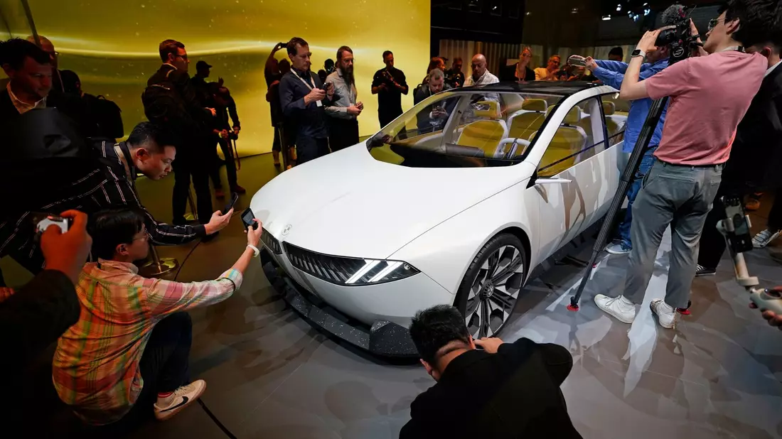Reges Interesse: Der BMW Neue Klasse wird in München vorgestellt. - Bild: Uwe Lein/dpa