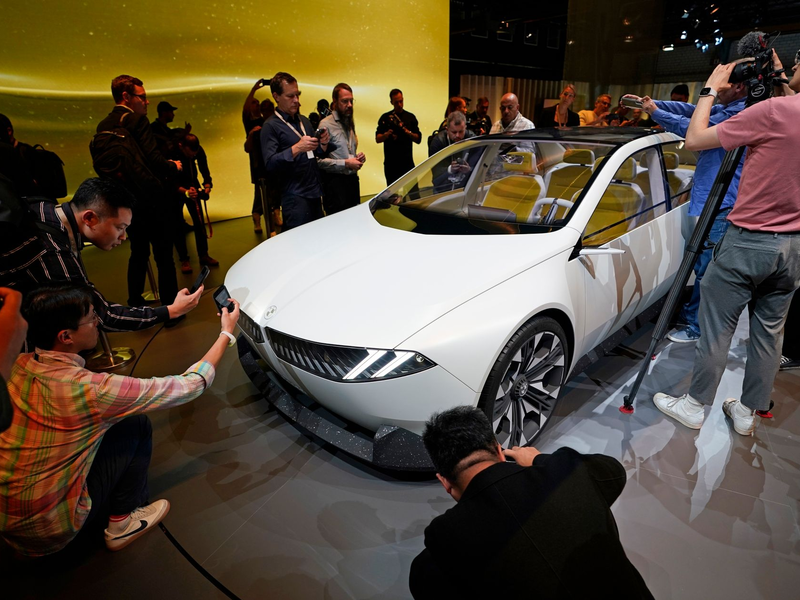 Reges Interesse: Der BMW Neue Klasse wird in München vorgestellt. - Foto: Uwe Lein/dpa