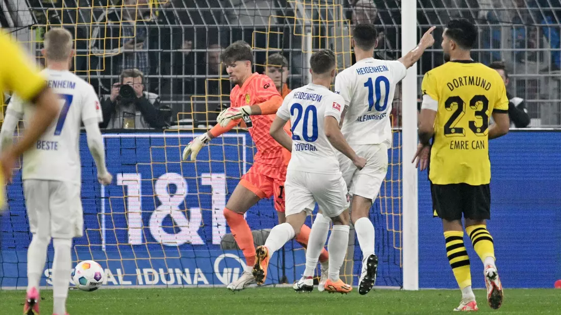 Tim Kleindienst (2.vr) machte den ersten Heidenheimer Bundesliga-Punkt perfekt. - Bild: Bernd Thissen/dpa