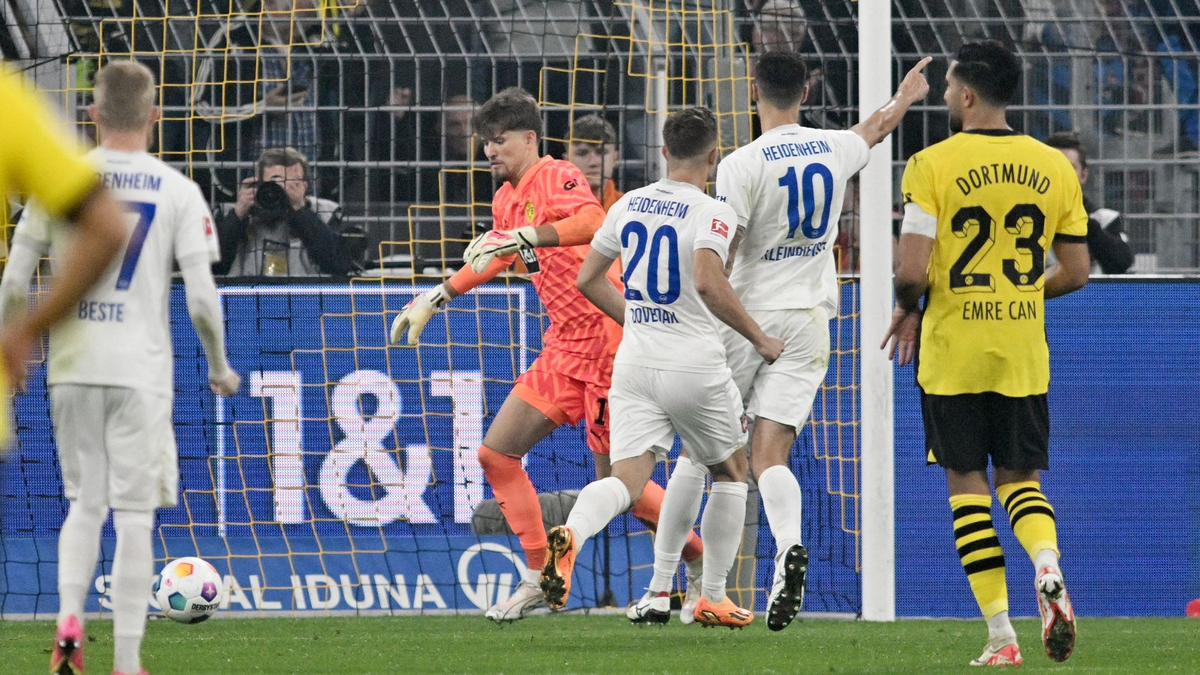 Tim Kleindienst (2.vr) machte den ersten Heidenheimer Bundesliga-Punkt perfekt. - Foto: Bernd Thissen/dpa