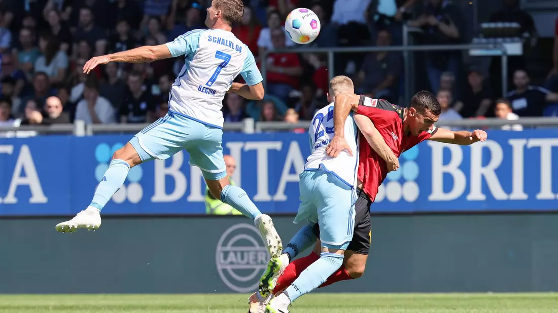 Absteiger Schalke musste sich mit einem 1:1 bei Aufsteiger Wehen Wiesbaden zufrieden geben. - Bild: Jürgen Kessler/dpa