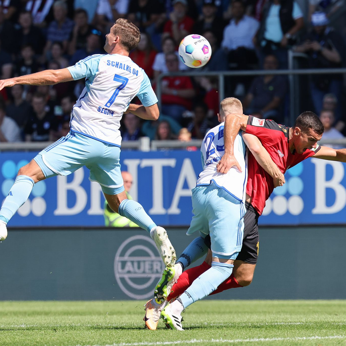 Absteiger Schalke musste sich mit einem 1:1 bei Aufsteiger Wehen Wiesbaden zufrieden geben. - Foto: Jürgen Kessler/dpa