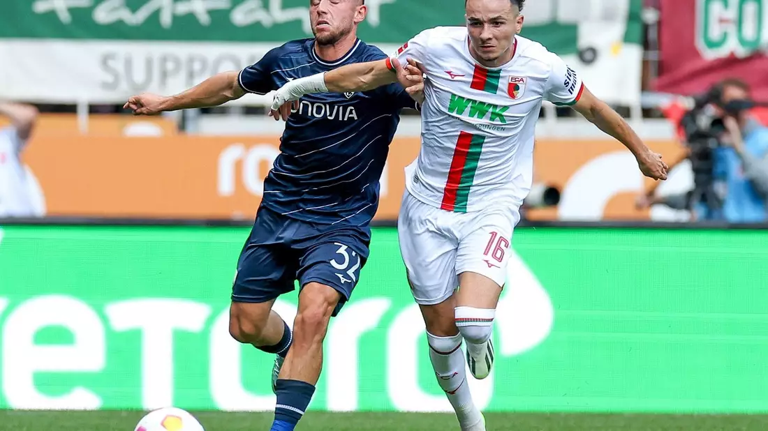 Bochums Takuma Asano (l) traf beim 2:2 in Augsburg doppelt. - Bild: Kolbert-Press/Christian Kolbert/dpa