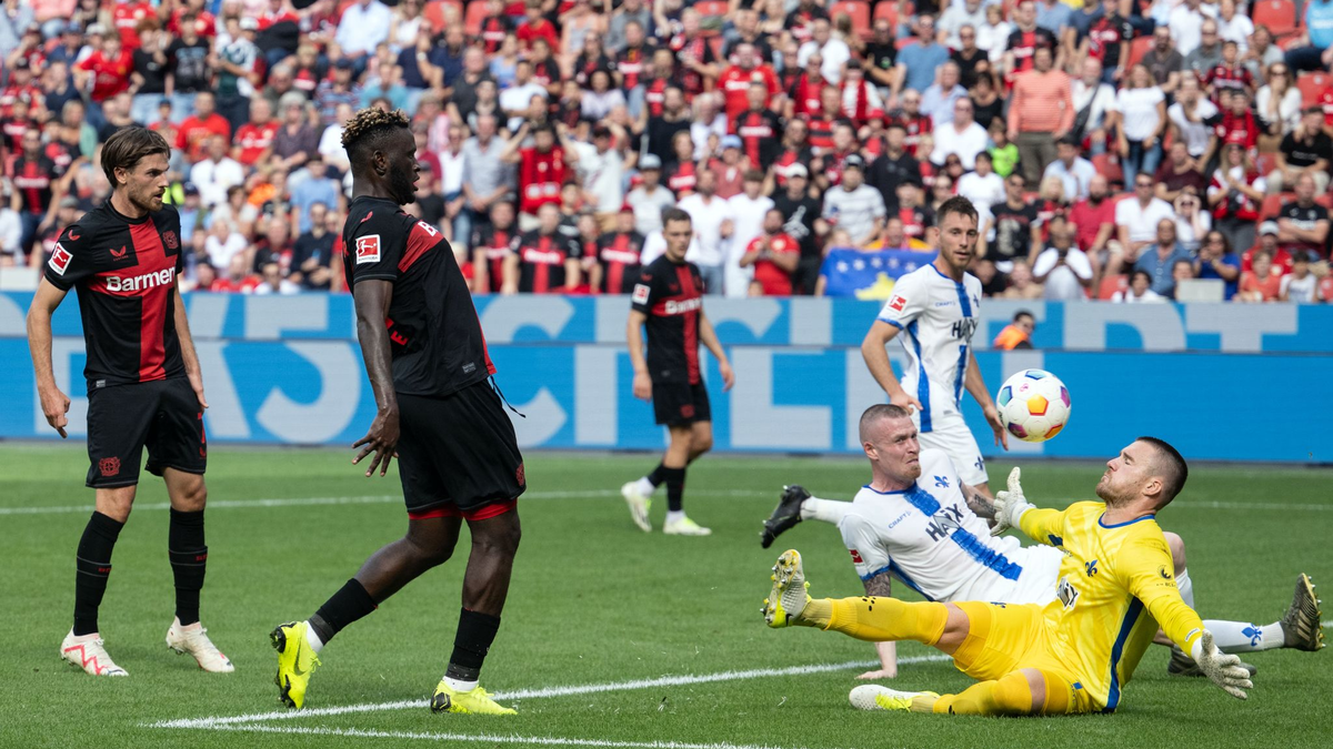 Victor Boniface (2.v.l) traf beim Bayer-Sieg gegen Darmstadt zweimal. - Foto: Bernd Thissen/dpa