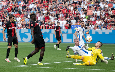 Victor Boniface (2.v.l) traf beim Bayer-Sieg gegen Darmstadt zweimal. - Foto: Bernd Thissen/dpa