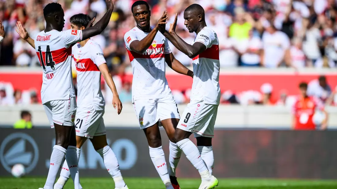 Stuttgarts Serhou Guirassy (r) traf beim Sieg gegen Freiburg doppelt. - Bild: Tom Weller/dpa