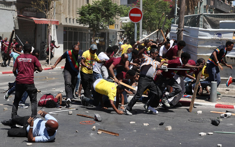 Demonstranten fordern Freilassung aller Geiseln.  - Foto: Ilia Yefimovich/dpa