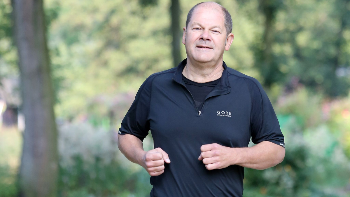 Olaf Scholz joggt gerne. Das geht nicht immer ohne Blessuren ab. - Foto: Bodo Marks/dpa