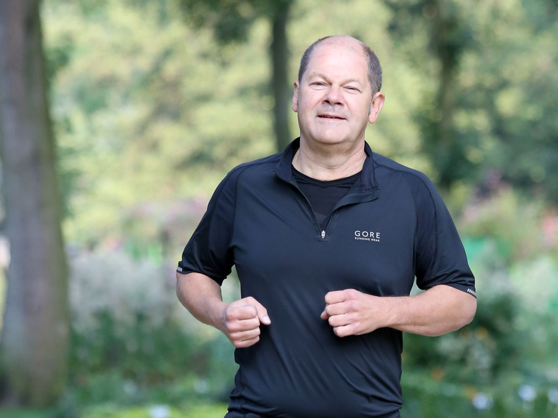 Olaf Scholz joggt gerne. Das geht nicht immer ohne Blessuren ab. - Foto: Bodo Marks/dpa