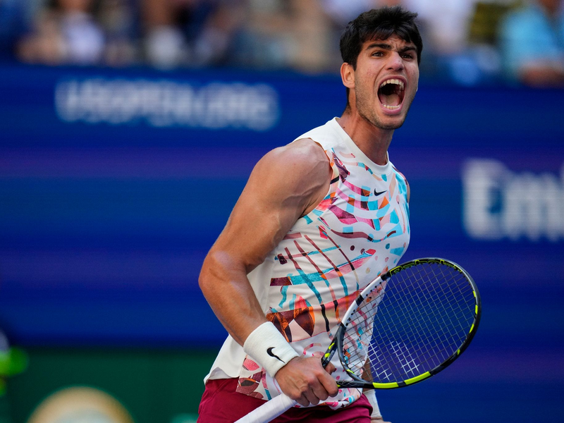 Carlos Alcaraz setzte sich in vier Sätzen gegen Daniel Evans durch. - Foto: Manu Fernandez/AP