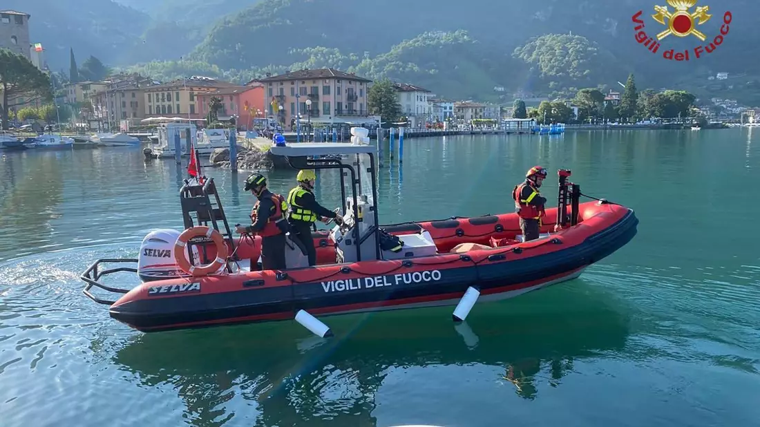 Feuerwehrleute bei der Suche auf dem Iseosee. - Bild: Vigili del Fuoco/dpa