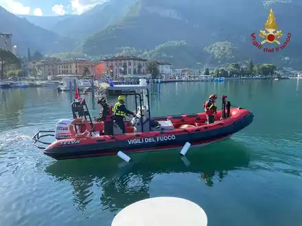 Feuerwehrleute bei der Suche auf dem Iseosee. - Foto: Vigili del Fuoco/dpa