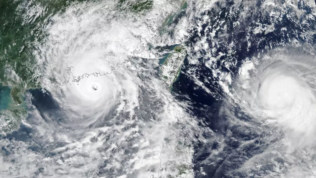 Die beiden Taifune Saola (l) und «Haikui» (r) über Hongkong und vor Taiwan. - Bild: Suomi Npp/Noaa-Nasa/Planet Pix via ZUMA Press Wire/dpa