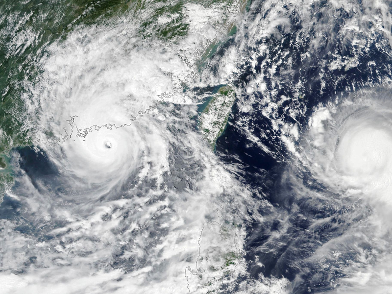 Die beiden Taifune Saola (l) und «Haikui» (r) über Hongkong und vor Taiwan. - Foto: Suomi Npp/Noaa-Nasa/Planet Pix via ZUMA Press Wire/dpa