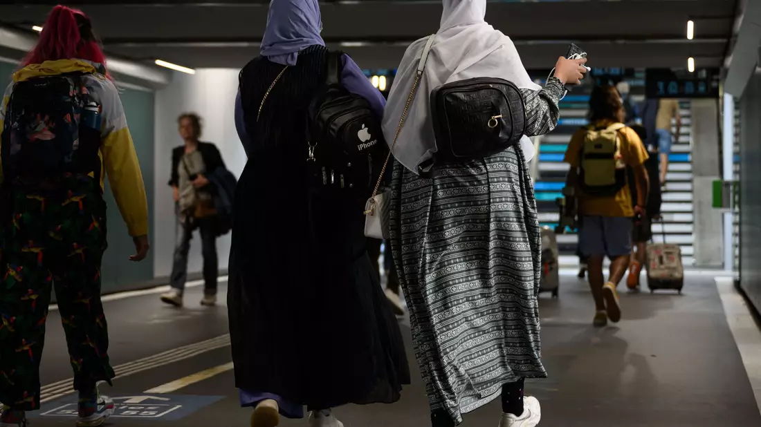Ist ab Montag in französischen Schulen verboten: Abayas für Frauen, Qamis für Männer. - Bild: Loic Venance/AFP/dpa