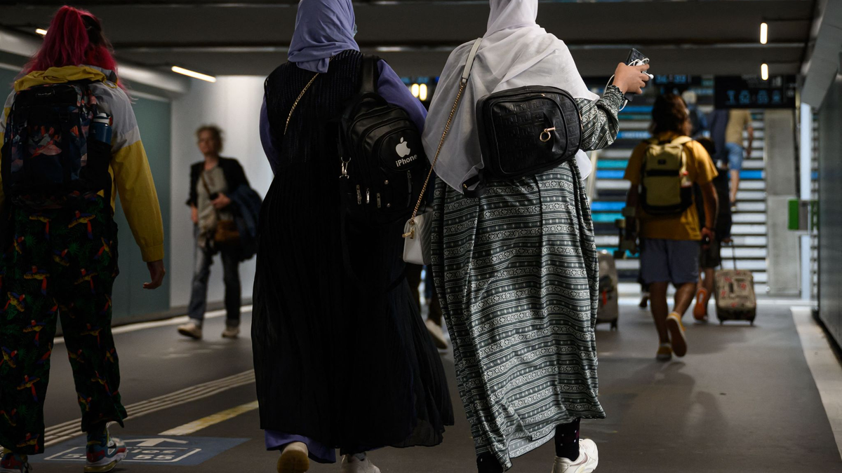 Ist ab Montag in französischen Schulen verboten: Abayas für Frauen, Qamis für Männer. - Foto: Loic Venance/AFP/dpa