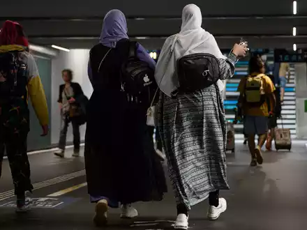 Ist ab Montag in französischen Schulen verboten: Abayas für Frauen, Qamis für Männer. - Foto: Loic Venance/AFP/dpa