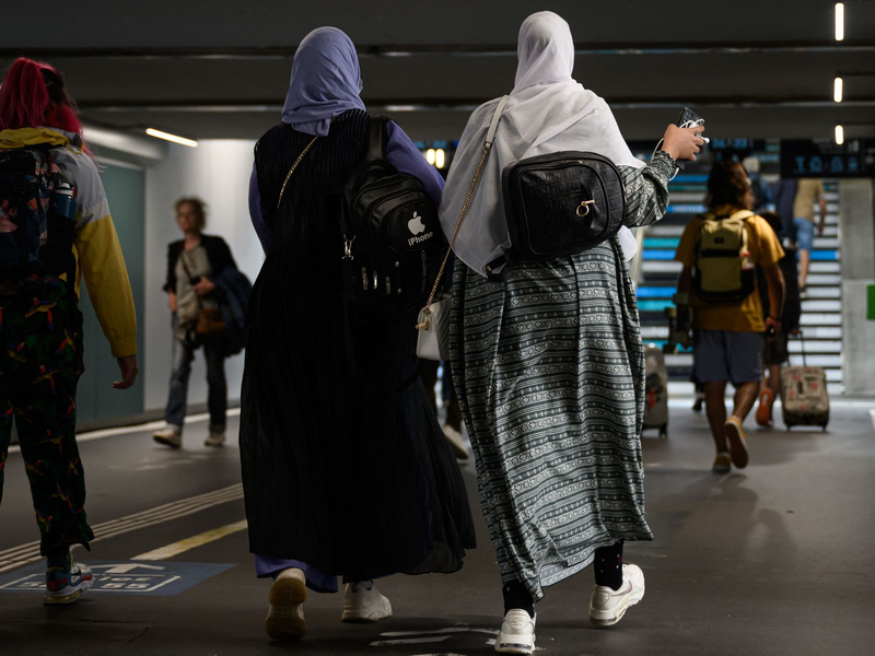 Ist ab Montag in französischen Schulen verboten: Abayas für Frauen, Qamis für Männer. - Foto: Loic Venance/AFP/dpa