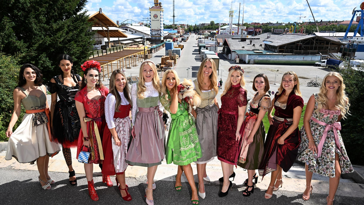 Models in Trachten beim Dirndlgipfel 2022 am Fuße der Bavaria an der Theresienwiese. - Foto: Felix Hörhager/dpa