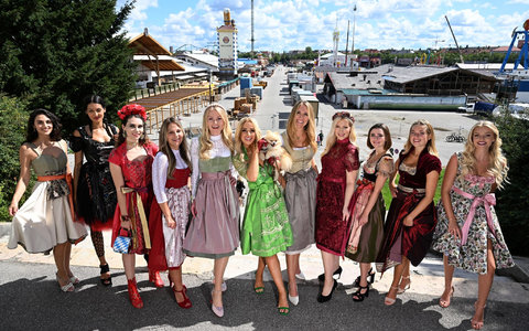 Models in Trachten beim Dirndlgipfel 2022 am Fuße der Bavaria an der Theresienwiese. - Foto: Felix Hörhager/dpa