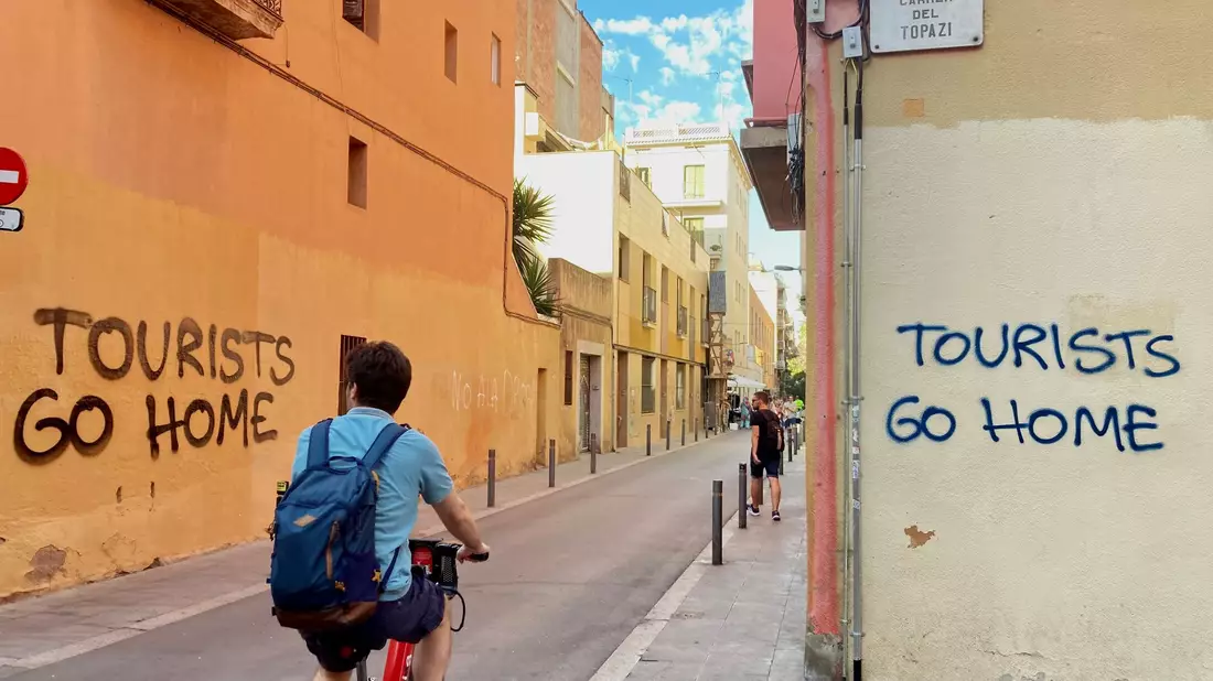 «Tourists Go Home»-Parolen im Künstlerviertel Vila de Gràcia in Barcelona. - Bild: Emilio Rappold/dpa