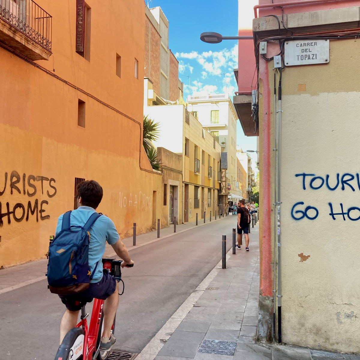 «Tourists Go Home»-Parolen im Künstlerviertel Vila de Gràcia in Barcelona. - Foto: Emilio Rappold/dpa
