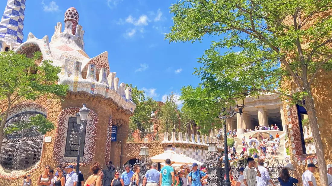 Massenansturm am Park Güell in Barcelona. - Bild: Emilio Rappold/dpa