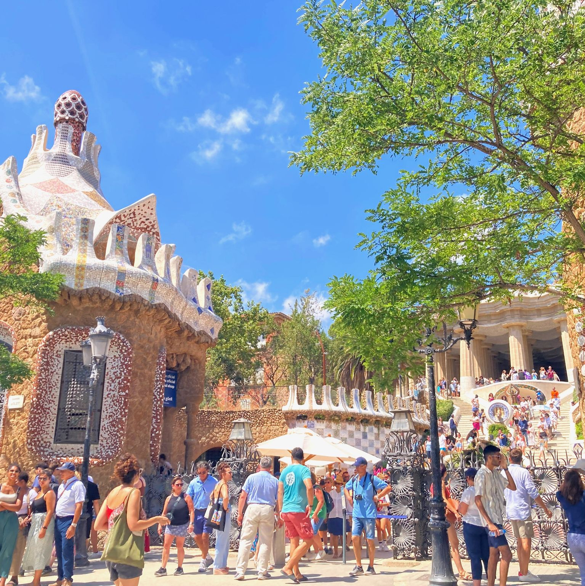 Massenansturm am Park Güell in Barcelona. - Foto: Emilio Rappold/dpa
