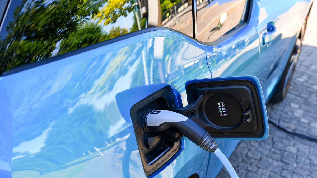 Mit dem Programm sollen private Wohngebäude mit Ladeinfrastruktur, also Ladestationen, Solarstromanlagen und Speichern ausgestattet werden. - Foto: Jens Kalaene/dpa-Zentralbild/dpa
