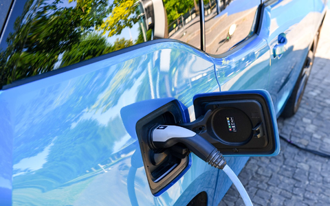 Mit dem Programm sollen private Wohngebäude mit Ladeinfrastruktur, also Ladestationen, Solarstromanlagen und Speichern ausgestattet werden. - Foto: Jens Kalaene/dpa-Zentralbild/dpa