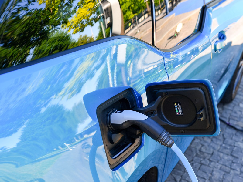 Mit dem Programm sollen private Wohngebäude mit Ladeinfrastruktur, also Ladestationen, Solarstromanlagen und Speichern ausgestattet werden. - Foto: Jens Kalaene/dpa-Zentralbild/dpa