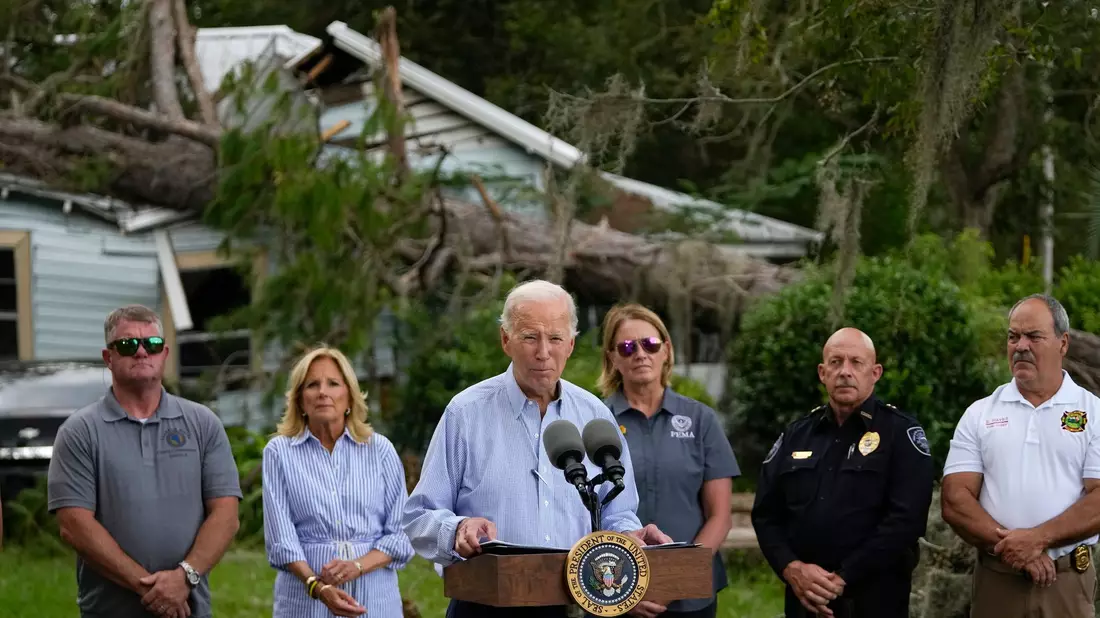 US-Präsident Joe Biden verspricht den Betroffenen des Tropensturms «Idalia» Hilfe. - Bild: Julio Cortez/AP