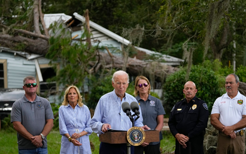 US-Präsident Joe Biden verspricht den Betroffenen des Tropensturms «Idalia» Hilfe. - Foto: Julio Cortez/AP