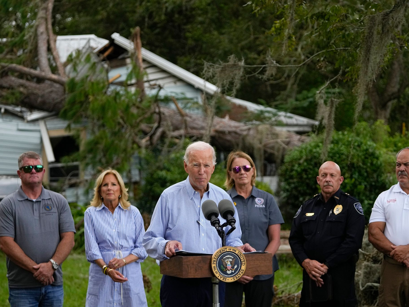 US-Präsident Joe Biden verspricht den Betroffenen des Tropensturms «Idalia» Hilfe. - Foto: Julio Cortez/AP